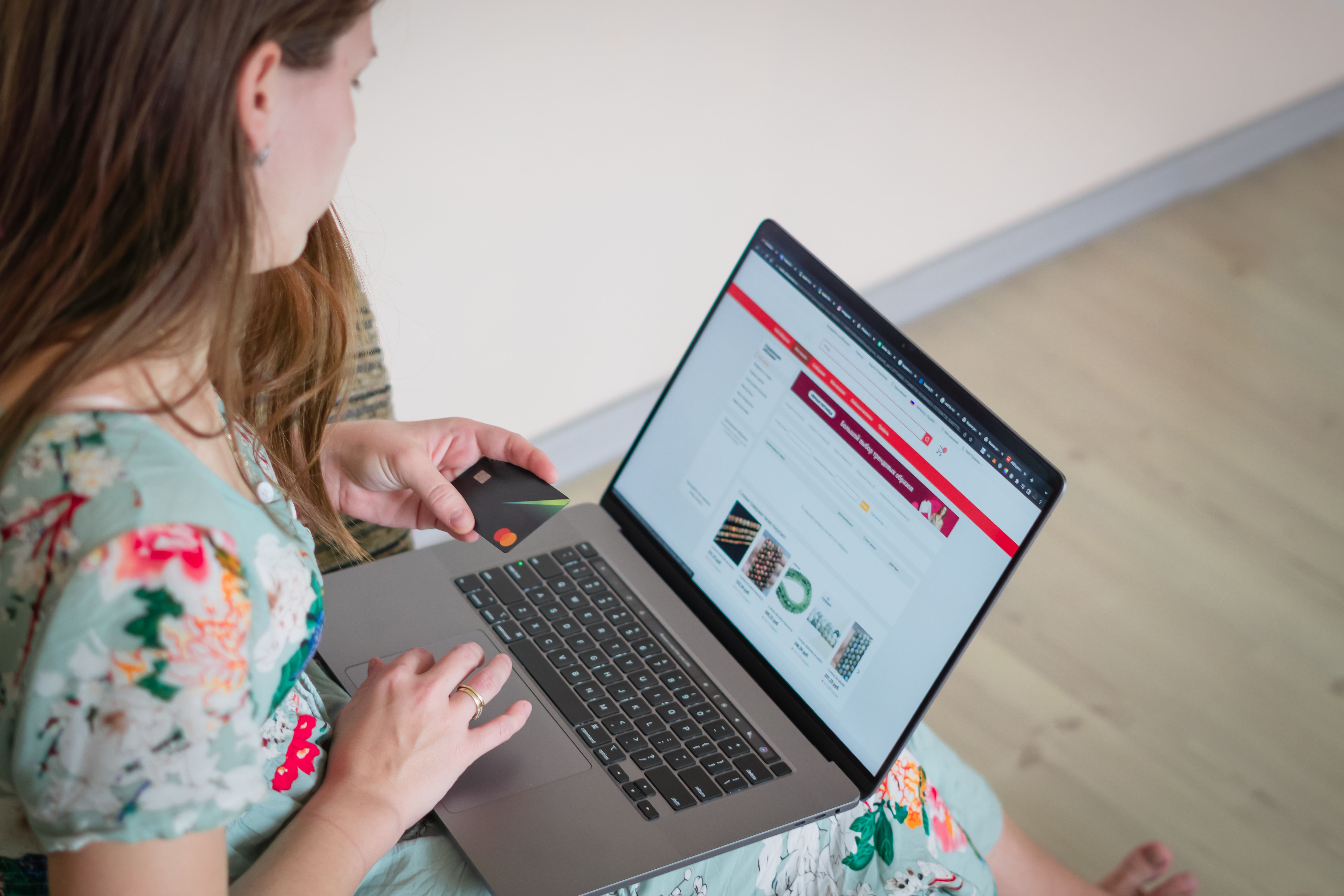 Woman shopping online with a laptop and credit card, illustrating ordinary consumers who file class action lawsuits